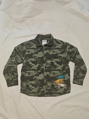 365 KIDS Garnimals Boys Sz 8 Green Camo w/Monster Trucks Button Front Shirt Used